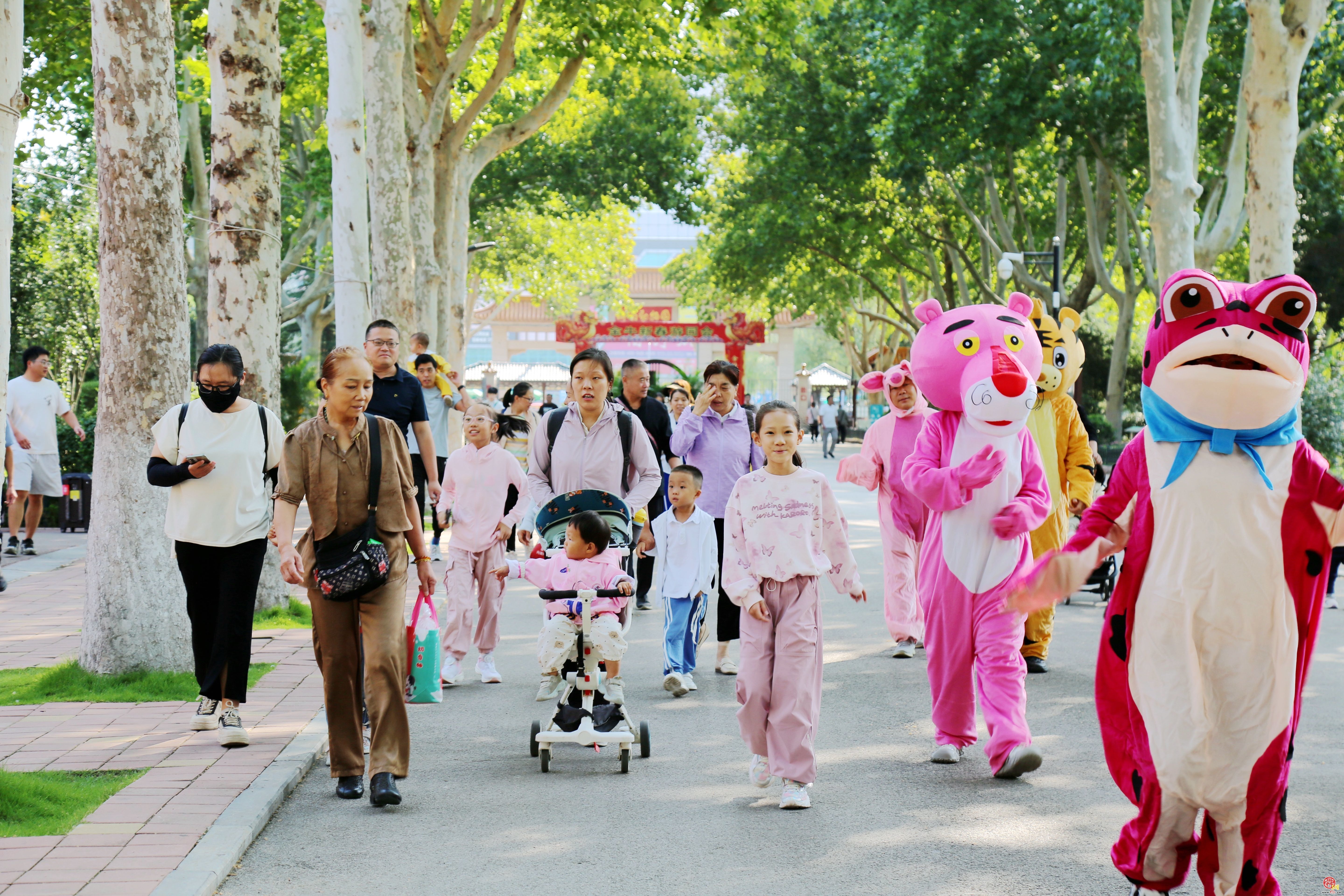 “泉”在济南享金秋｜济南动物园：奇幻卡通动物 惊喜巡游时光