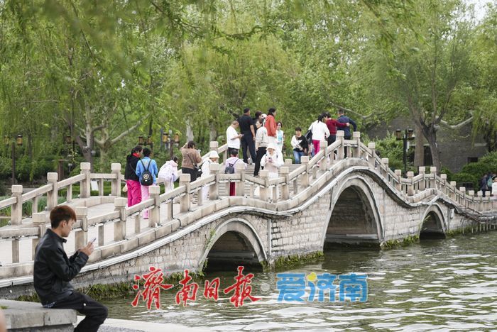 一年四季·泉在济南｜大明湖春光潋滟，玉带桥畔游人如织
