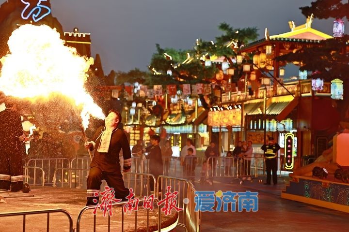 火舞耀夜空 沉浸式非遗喷火震撼上演