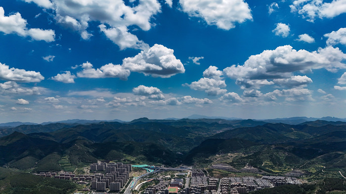 济南晴空万里，远眺可见泰山雄姿