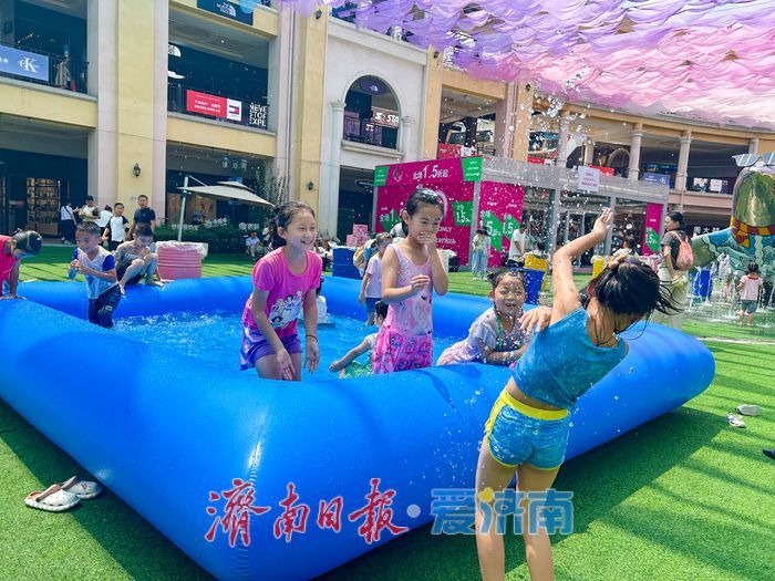 首创奥特莱斯“浇个朋友” 消夏泼水节欢乐开启，亲子共度清凉夏日