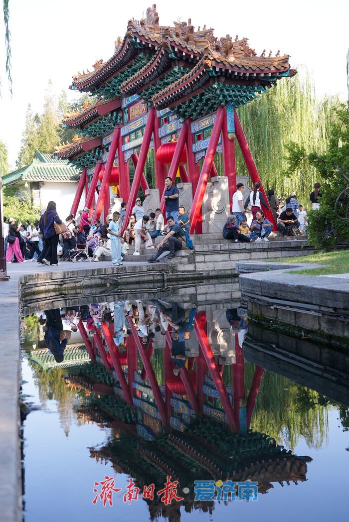 画舫荡漾赏湖光 假期明湖秋景引客来