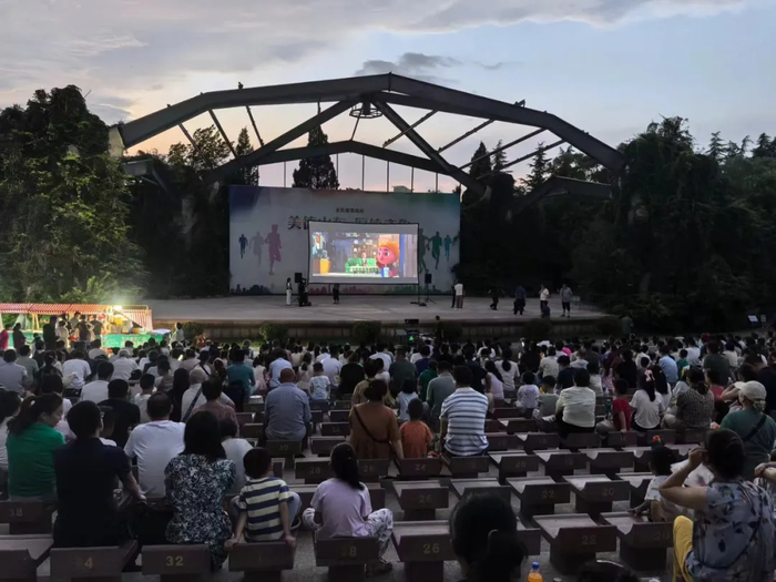 泉城公园露天电影点亮济南夏夜 