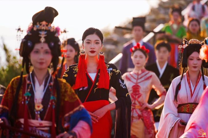 “红叶柿岩·为你而红”2024红叶柿岩“长城脚下红叶浓”第四届红叶季携国风华服大秀盛装启幕！