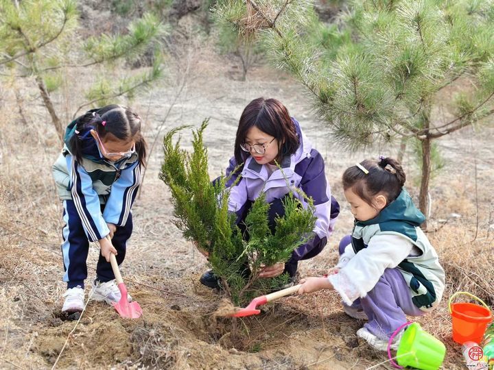 “‘植’一抹新绿  寄一份希望”里辛中心幼儿园走近棋山植树节实践活动