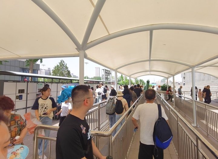 济南：省博风雨棚“上岗” 遮阳挡雨暖民心