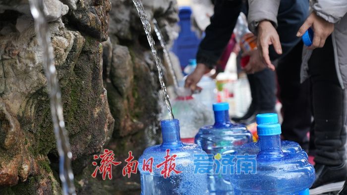 泉水畅流，济南市民打泉水热情高涨