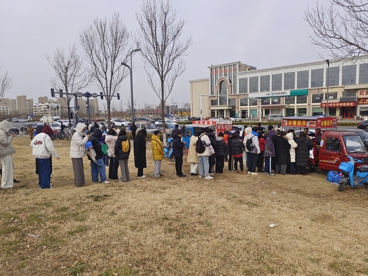 儿子去世，山东大叔外出摆摊卖糖葫芦养活一家，多方伸出援手，串起满城温情