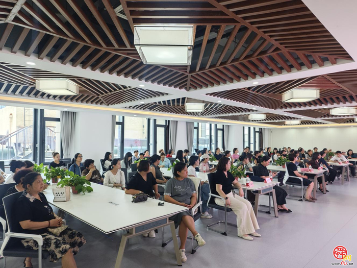 带货女主角 按下“体验键” 兴福街道助力宝妈探索电商主播新途径