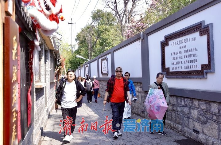 济南明府城游人如织 预热清明假期