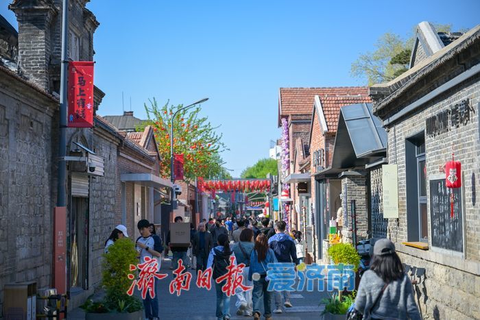 清明假期济南上新街游人如织 古韵街区尽显热闹盛景