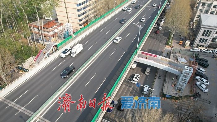 百花公园东门人行过街天桥进入装饰施工阶段