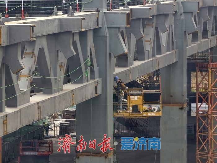 春潮涌动建设忙，济南西部在建“第一高”拔节生长