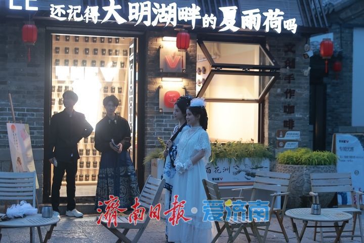 假期古城 越夜越精彩