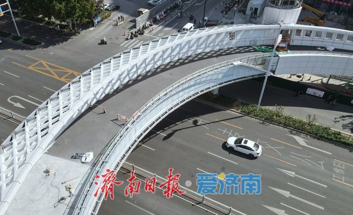“新月”环抱工业南路，立体过街即将成型