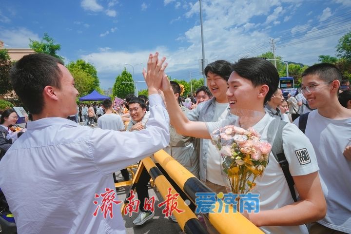 鲜花与拥抱，高考最后一天上演温馨时刻