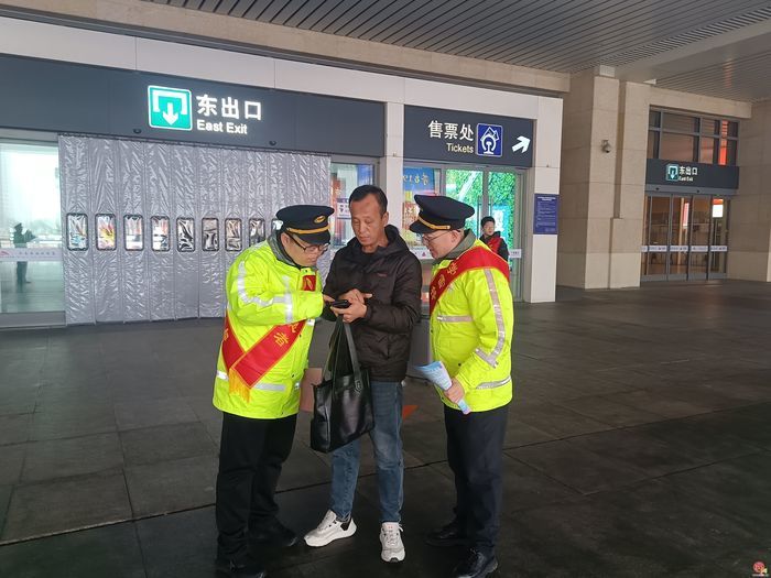 学雷锋践初心 暖心接站迎学子——济南站、济南西站同步开展开学季志愿服务暨三月常态化学雷锋行动