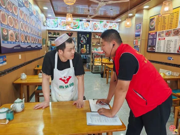 王舍人街道响泉街社区筹备组：暖心宣传“门前五包” 携手共建美好家园