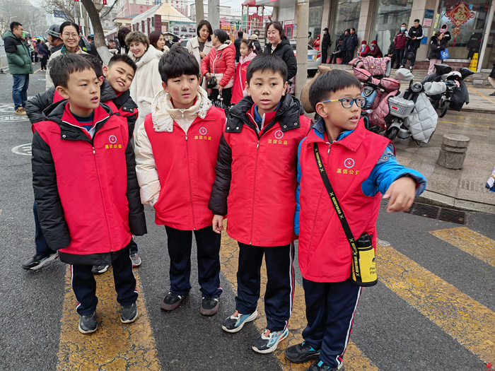 学习雷锋，我们在行动——济南市莱芜第二实验小学三13中队践行雷锋精神维持交通秩序活动