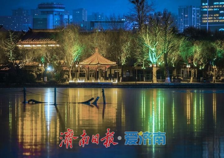 大明湖光影交汇，夜景绚彩多姿