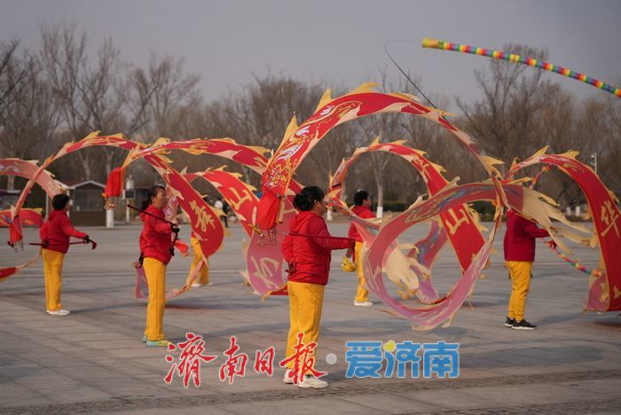 华山历史文化湿地公园 “健身龙”舞动春天活力