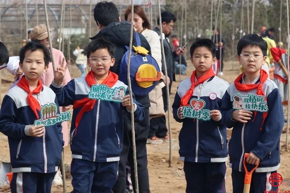 植绿·护绿——济南市经十一路小学四（7）中队开展实践活动