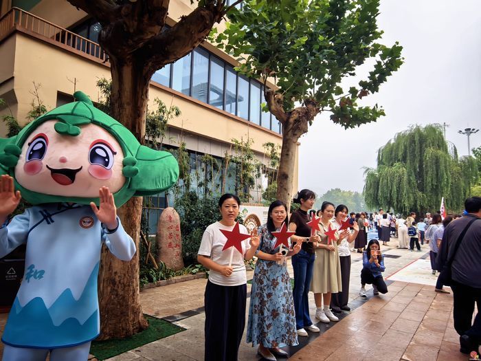 【你好 一年级】雏燕逐梦 红星启航 ——济南市历下区燕山小学举行2026级新生入学仪式