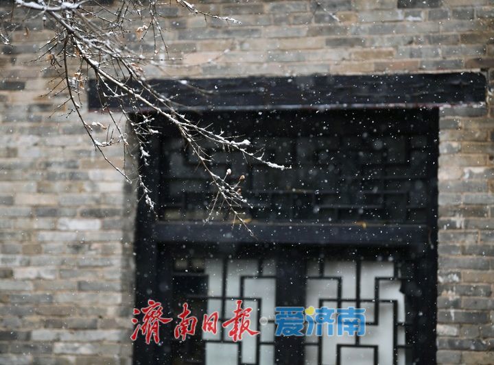 青砖黛瓦披银装，雪后泉城美到穿越