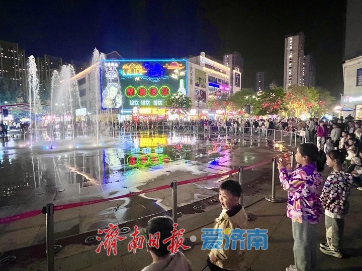 打卡音乐喷泉 感受璀璨夜景