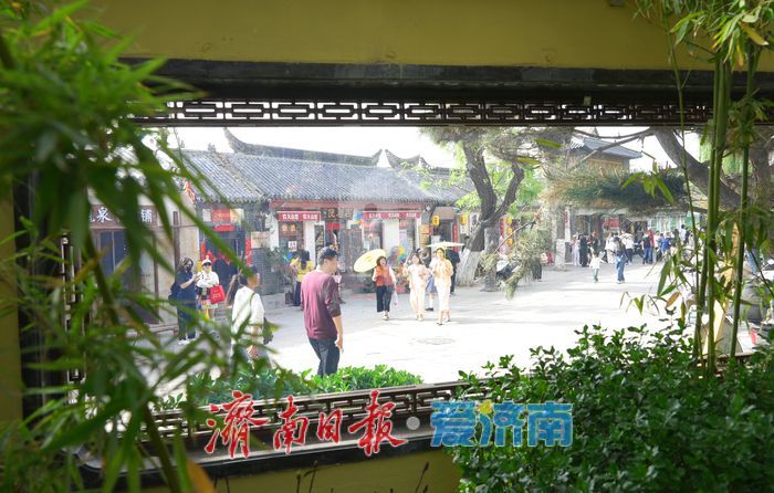 珍珠泉畔花窗引客 方寸之间美景尽收眼底