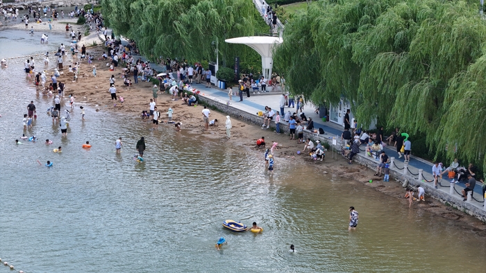 孟家水库游人戏水消暑 乐享清凉夏日