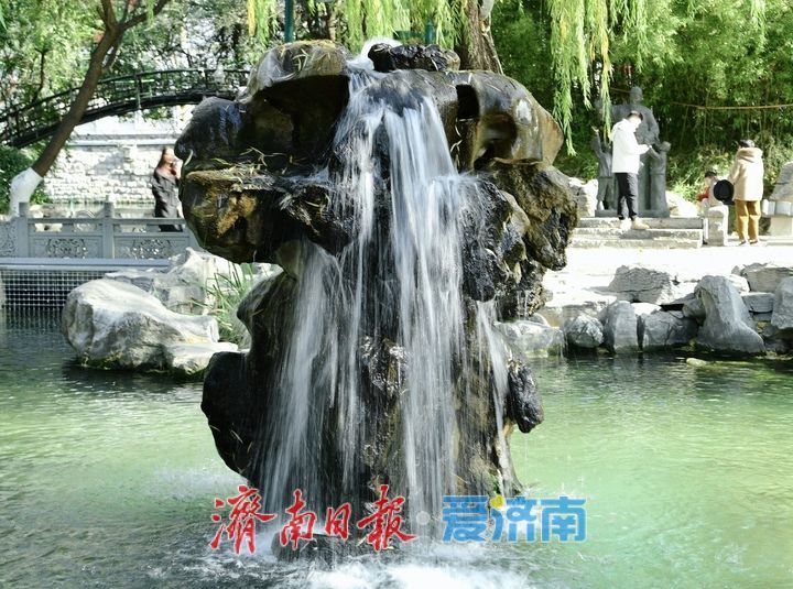 一年四季 泉在济南丨生态“双保险”守护泉水喷涌，“月牙飞瀑”盛况在线持续超百日