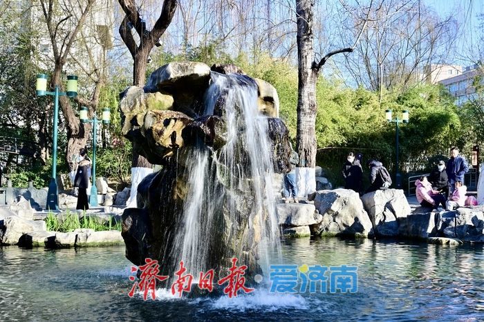 冬阳染泉色 五龙潭月牙泉静美醉游人