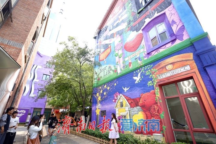 一年四季 泉在济南丨济南老商埠童话卡通墙成热门打卡点 游客纷至沓来