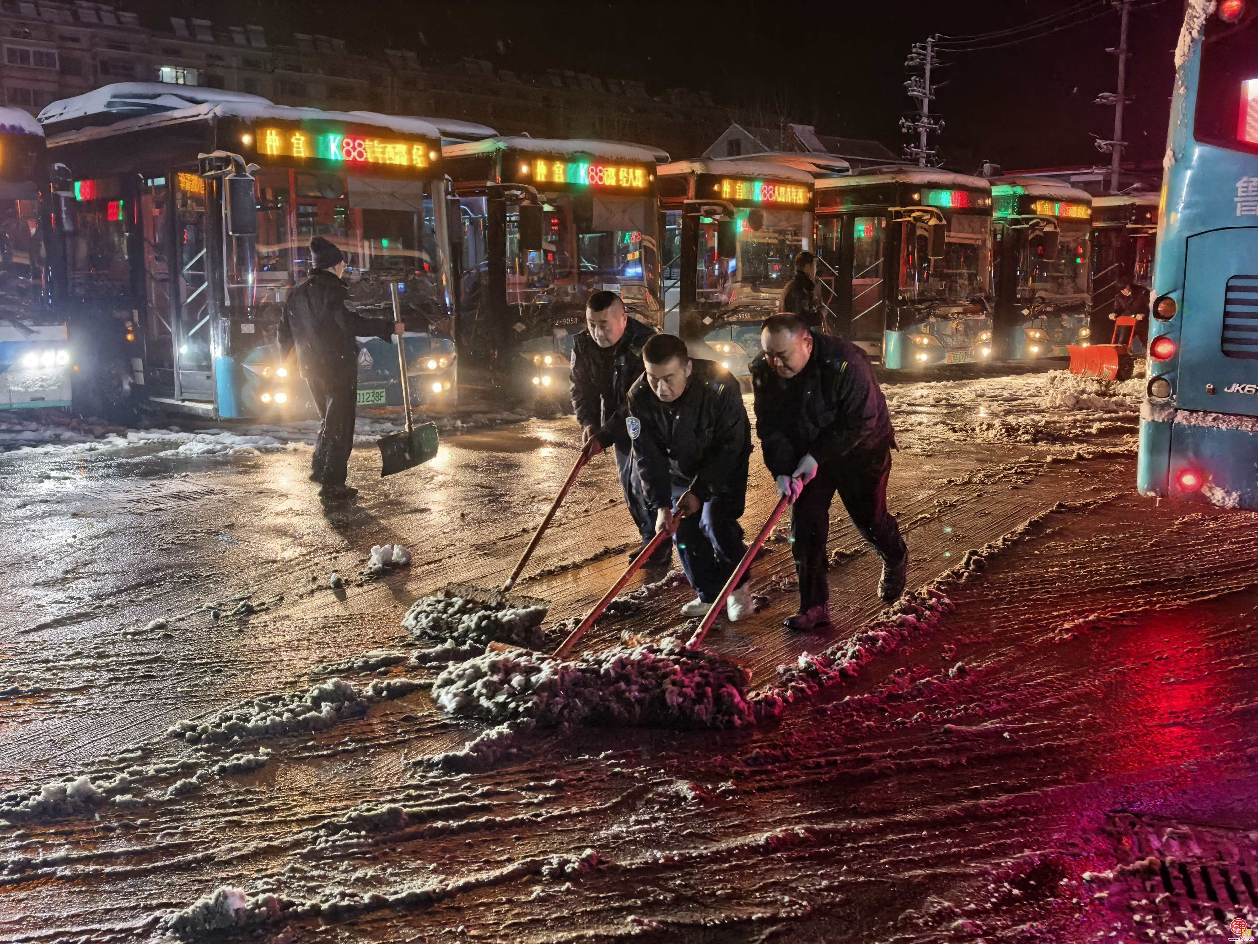 暖心守护平安路——济南公交昼夜奋战应对冰冻天气