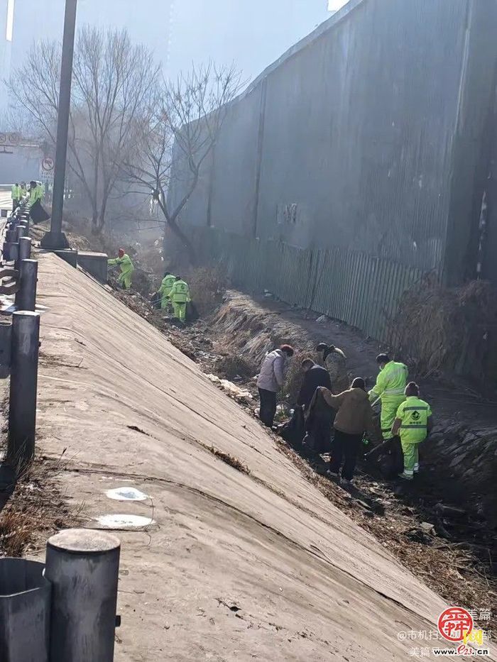 洁静护航春运路 志愿红暖高速口 济南市机械化清扫大队开展春运志愿服务活动