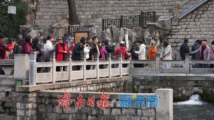 泉畔春光好，市民踏春来