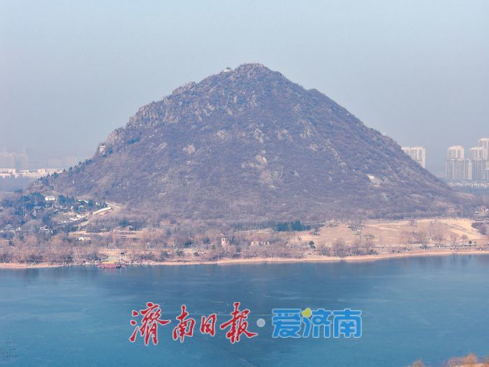 冰凝绘盛景 华山湖冬日冰封如入水墨长卷