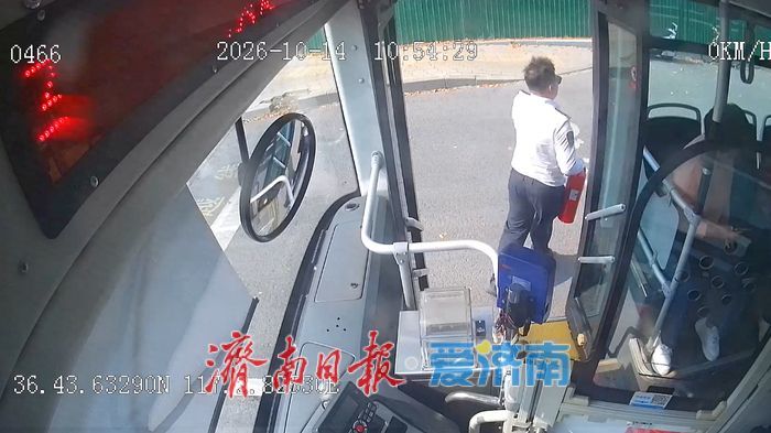 垃圾桶突然起火，济南公交司机及时消除隐患
