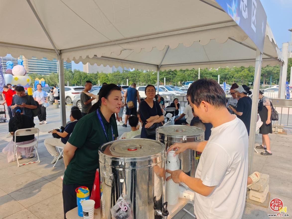 “家长寄存处”：周深演唱会，济南这个做法暖了