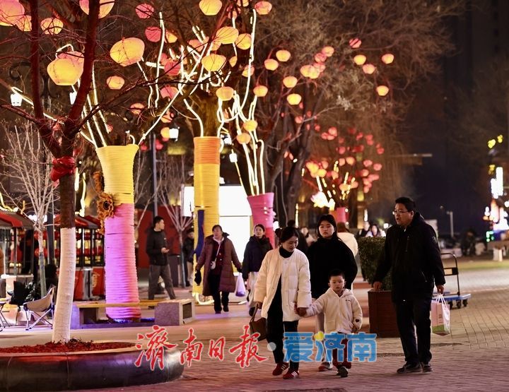 新春走基层｜商圈流光溢彩 济南人赏花灯共贺新春