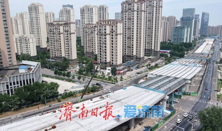 再跨路口，济南凤凰黄河大桥南延工程经十路以南段高架“长龙”初成