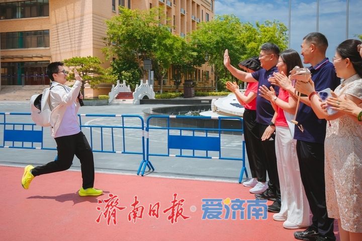鲜花与拥抱，高考最后一天上演温馨时刻