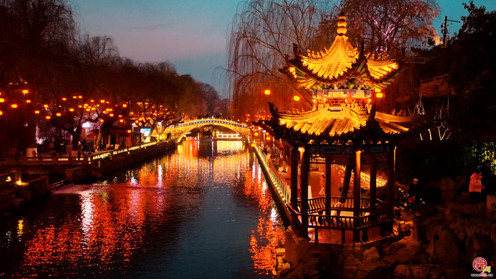 花灯映碧波 泉城年味浓