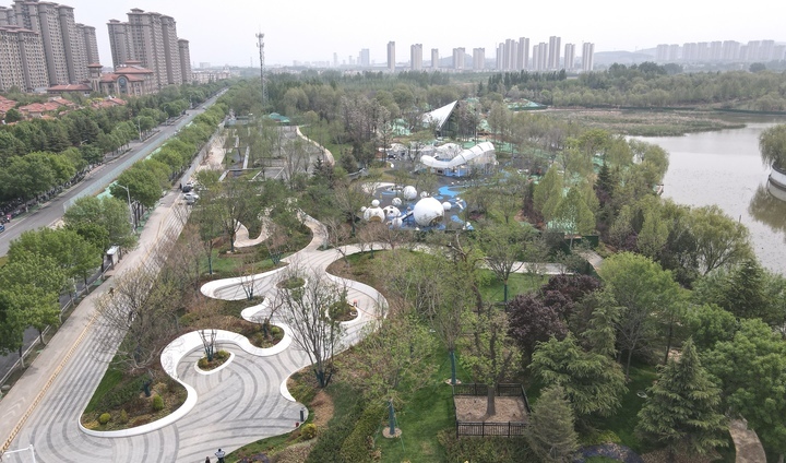 彩虹湖公园改造有新进展，儿童游乐区亮相