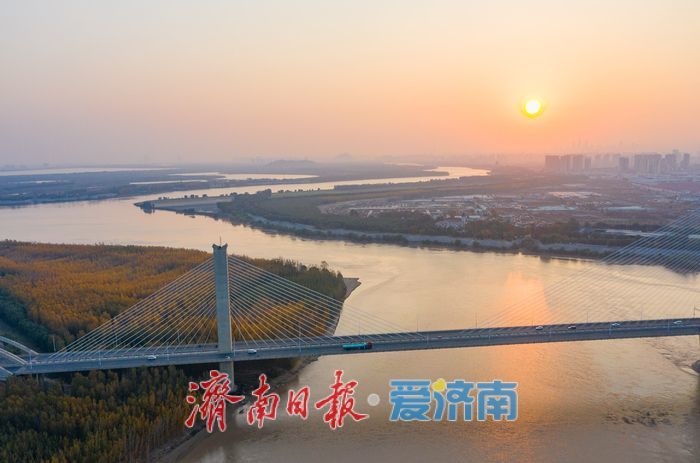 大河之畔，济南建邦大桥迎晨光