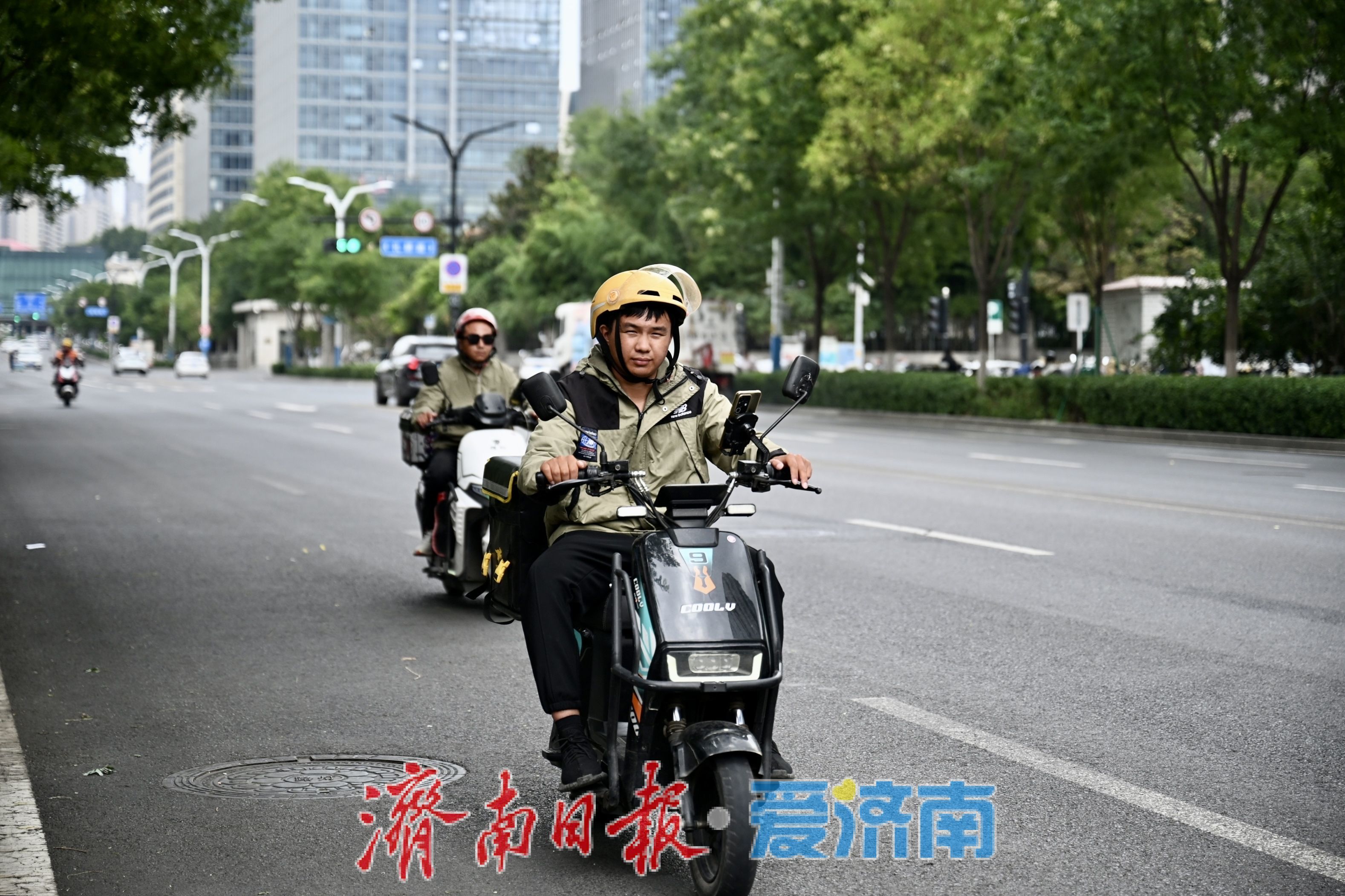 冷空气到访降温明显 济南市民添衣迎微凉秋日