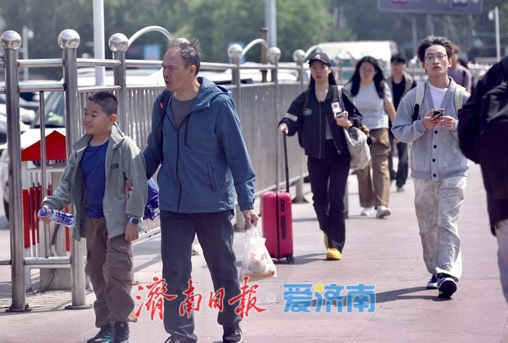“五一”假期即将开启 济南火车站客流涌动