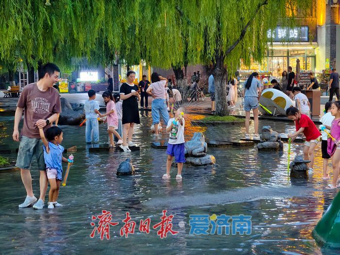 夏夜烟火气 戏水享清凉