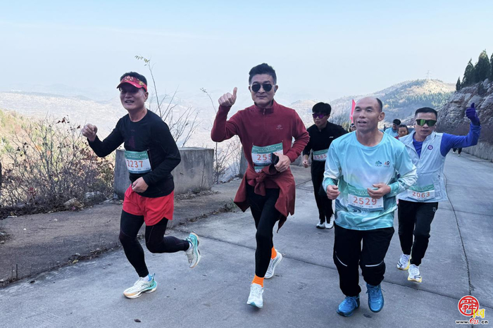 赴红叶之约 享运动之乐 品非遗之美 济南“一城山色·登山打卡”暨垛庄百峪大顶登山嘉年华成功举办